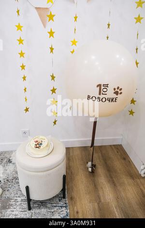 La prima festa di compleanno del bambino con torta e palloncini. Foto di alta qualità Foto Stock