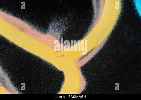 Un primo piano di un design astratto con tratti di giallo e nero scuro vivaci, con colori vivaci che enfatizzano la creatività artistica moderna e un Foto Stock