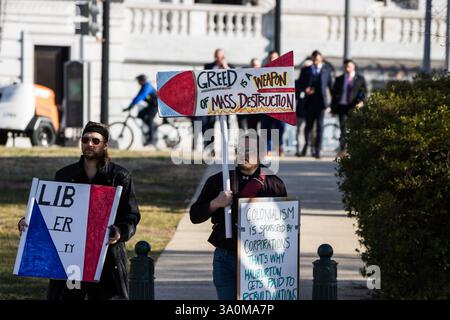 WASHINGTON – i manifestanti antifascisti si riuniscono in occasione di una manifestazione organizzata dal gruppo “rifiuta il fascismo” nell’Upper Senate Park vicino al Campidoglio, in vista del discorso del presidente degli Stati Uniti Donald Trump a una sessione congiunta del Congresso martedì 4 marzo 2025. Foto Stock