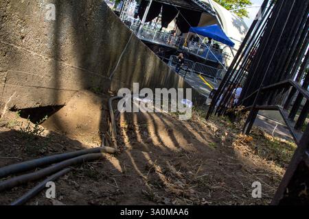 La prospettiva ad angolo basso attira l'attenzione sul complesso lavoro d'ombra del palcoscenico di East River Park prima che venisse abbattuto Foto Stock