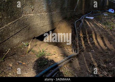 La prospettiva ad angolo basso attira l'attenzione sul complesso lavoro d'ombra del palcoscenico di East River Park prima che venisse abbattuto Foto Stock