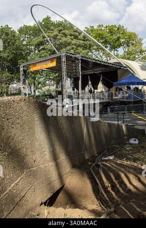 La prospettiva ad angolo basso attira l'attenzione sul complesso lavoro d'ombra del palcoscenico di East River Park prima che venisse abbattuto Foto Stock