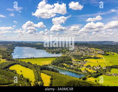 Vista aerea, diga e parete della diga del Sorpe, stagno equalizzante del lago Sorpe, vista distante e cielo blu con nuvole, Stemel, Sundern, Sauerland, Renania settentrionale Foto Stock