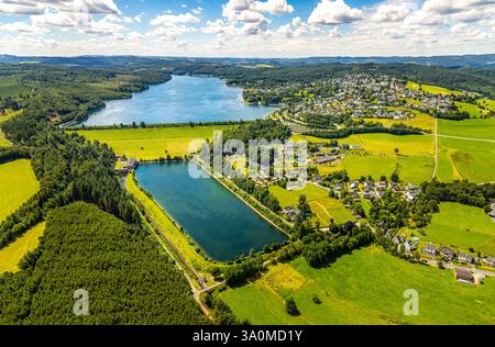 Veduta aerea, diga di Sorpe e diga di parete della diga, stagno di compensazione di Sorpesee, area forestale, vista distante e cielo blu con nuvole, vista di Langscheid, Hachen Foto Stock