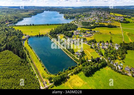 Veduta aerea, diga di Sorpe e diga di parete della diga, stagno di compensazione di Sorpesee, area forestale, vista distante e cielo blu con nuvole, vista di Langscheid, Hachen Foto Stock