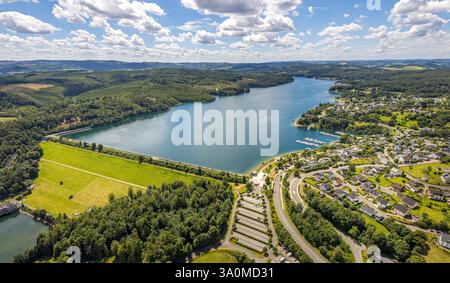 Vista aerea, diga e muro della diga del Sorpe, zona costiera con area forestale, vita e vita, vista distante e cielo blu con nuvole, Langscheid, Sundern, Sauerla Foto Stock