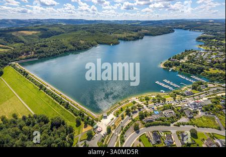 Vista aerea, diga e muro della diga del Sorpe, zona costiera con area forestale, vita e vita, vista distante e cielo blu con nuvole, Langscheid, Sundern, Sauerla Foto Stock