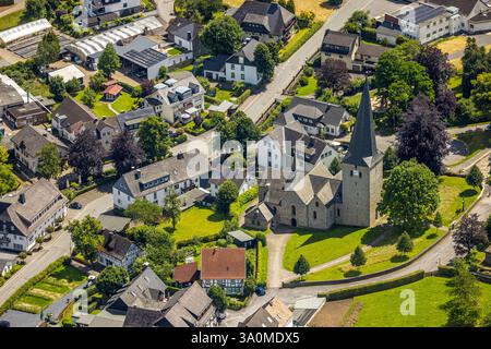 Vista aerea, chiesa di Stockum, Stockum, Sundern, Sauerland, Renania settentrionale-Vestfalia, Germania Foto Stock