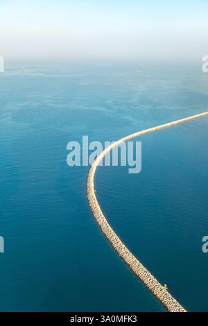 Vista aerea dall'alto verso il basso di una parete marina che protegge la costa e il lungomare Foto Stock