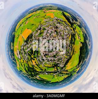 Vista aerea, area residenziale, vista del quartiere di Hirschberg, circondato da prati e campi verdi, globo, immagine fisheye, immagine a 360 gradi, piccolo mondo Foto Stock
