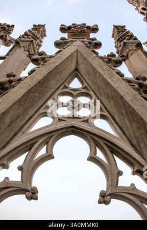 Ornamento gotico con rosetta sul Duomo di Milano. Intricati dettagli gotici della rosetta sull'iconica facciata del Duomo di Milano Foto Stock
