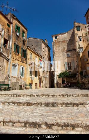Edifici d'epoca sulla piazza della città di Kerkira, Corfù. Pittoresca piazza cittadina con edifici storici Foto Stock