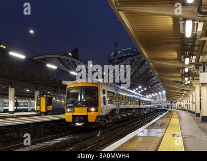 Treni sud-orientali classe 465 e classe 375 terza ferrovia elettrica alla stazione ferroviaria Victoria di Londra Foto Stock