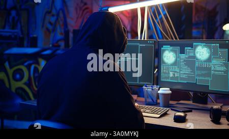 Criminali informatici malvagi in base nascosta che prendono di mira connessioni vulnerabili senza patch, superando le difese dei computer e rubando dati, stupido nel colpo. Hacker distrugge i firewall e infetta i computer Foto Stock