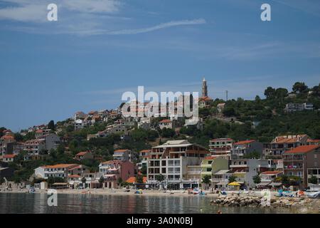 Una piccola spiaggia a Igrane, Croazia Foto Stock
