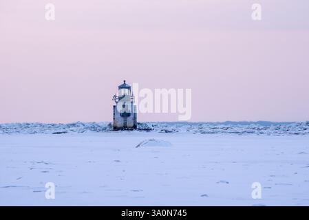 In inverno, il fiume San Lorenzo ghiacciato al livello del lago Saint-Pierre con il faro di fronte al Parc Écomareles de l'Anse-du-Port Foto Stock