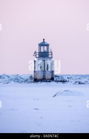 In inverno, il fiume San Lorenzo ghiacciato al livello del lago Saint-Pierre con il faro di fronte al Parc Écomareles de l'Anse-du-Port Foto Stock