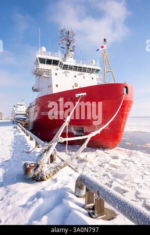 In inverno, il rompighiaccio Vincent Massey della Guardia Costiera canadese, al molo del porto di Trois-Rivières (Trois-Rivières, Québec, Canada) Foto Stock