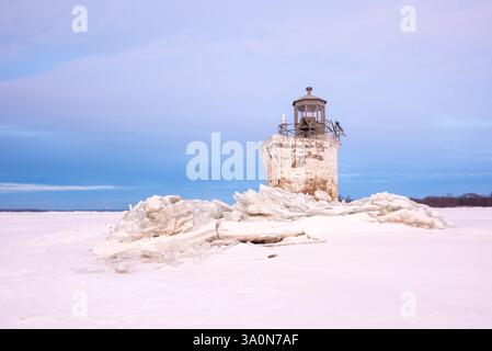 In inverno, il fiume San Lorenzo ghiacciato al livello del lago Saint-Pierre con il faro di fronte al Parc Écomareles de l'Anse-du-Port Foto Stock