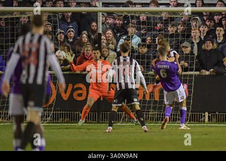 Aidan Rutledge dello Spennymoor Town segna il secondo gol della partita 2-0 Spennymoor durante la partita della Vanarama National League North tra Spennymoor Town e Darlington al Brewery Field di Spennymoor martedì 4 marzo 2025. (Foto: Scott Llewellyn | mi News) crediti: MI News & Sport /Alamy Live News Foto Stock