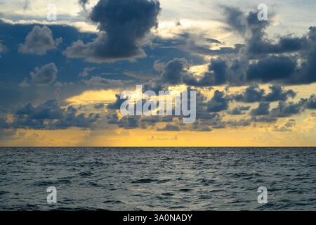 Sfondo cielo spettacolare. Cielo nuvoloso buio e tempestoso. Tramonto sul mare con un cielo spettacolare. Cielo nuvoloso sul mare Foto Stock