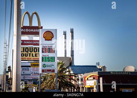 LAS VEGAS, 21 AGOSTO 2024: Un cartello della stazione di servizio Shell si erge alto a Las Vegas, elencando i prezzi del carburante e mostrando il suo logo luminoso. Questa strada trafficata Foto Stock