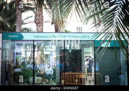 VALENCIA, SPAGNA - 13 OTTOBRE 2024: Lo stand informativo di Valencia espone la sua offerta di capitale verde europeo del 2024. il segno sottolinea l'attenzione della città Foto Stock