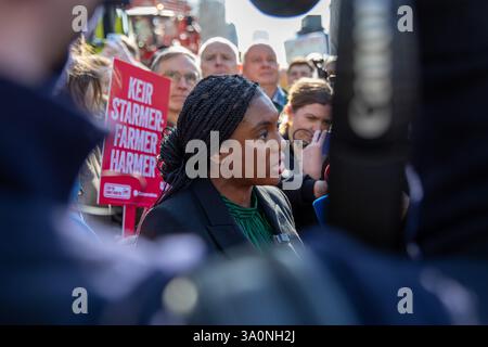Il deputato per il North West Essex e il leader del Partito Conservatore Kemi Badenoch, viene intervistato dalla stampa durante la manifestazione degli agricoltori. Migliaia di agricoltori e i loro sostenitori hanno partecipato a una protesta e a una manifestazione a Westminster, nel centro di Londra, chiedendo al governo britannico di cambiare la sua politica fiscale sulle aziende agricole di famiglia. Da aprile 2026, le attività ereditate per un valore superiore a 1 milione di sterline, precedentemente esenti, saranno ora soggette a imposta al 20%. Gli agricoltori sostengono che pur essendo ricchi di beni, possedendo terreni e bestiame, sono poveri di denaro. Si ritiene che molte aziende agricole a conduzione familiare dovranno essere svendute per pagare la maggiore liabilit fiscale Foto Stock