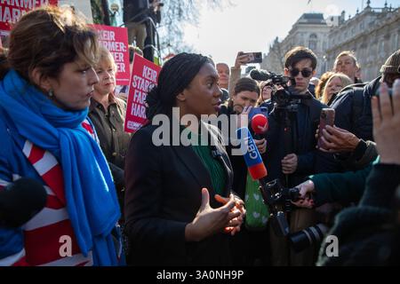 Il deputato per il North West Essex e il leader del Partito Conservatore Kemi Badenoch, viene intervistato dalla stampa durante la manifestazione degli agricoltori. Migliaia di agricoltori e i loro sostenitori hanno partecipato a una protesta e a una manifestazione a Westminster, nel centro di Londra, chiedendo al governo britannico di cambiare la sua politica fiscale sulle aziende agricole di famiglia. Da aprile 2026, le attività ereditate per un valore superiore a 1 milione di sterline, precedentemente esenti, saranno ora soggette a imposta al 20%. Gli agricoltori sostengono che pur essendo ricchi di beni, possedendo terreni e bestiame, sono poveri di denaro. Si ritiene che molte aziende agricole a conduzione familiare dovranno essere svendute per pagare la maggiore liabilit fiscale Foto Stock