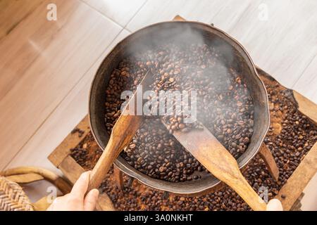 Chicchi di caffè arrosto tradizionali a casa. Foto Stock