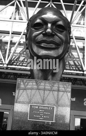 Los Angeles, CALIFORNIA, Stati Uniti, 1987. Busto del sindaco Tom Bradley al terminal internazionale di Bradley all'aeroporto di Los Angeles. Foto Stock