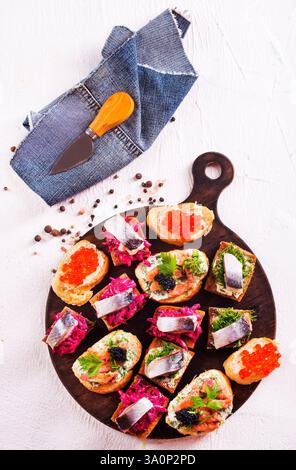 pane con frutti di mare e verdure su tavola di legno Foto Stock