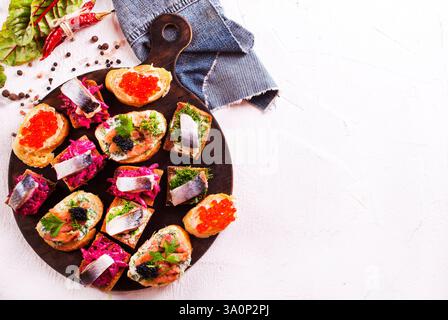 pane con frutti di mare e verdure su tavola di legno Foto Stock