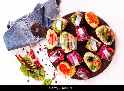 pane con frutti di mare e verdure su tavola di legno Foto Stock