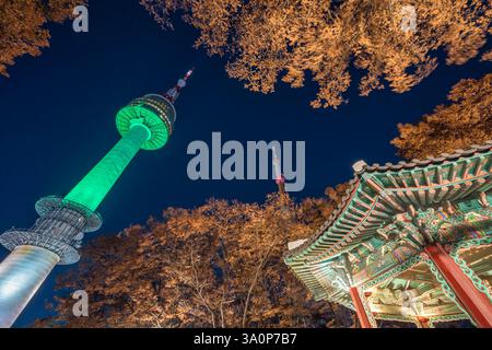 Serata time lapse a Seoul nella Corea del Sud al Monte Namsan con il Padiglione Palgakjeong e la torre Foto Stock