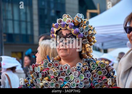 Vigo,Pontevedra,Spagna;4 marzo 2025:Un sorprendente costume di carnevale realizzato interamente con capsule di caffè riciclate si distingue al vivace Carnevale di Vigo Foto Stock