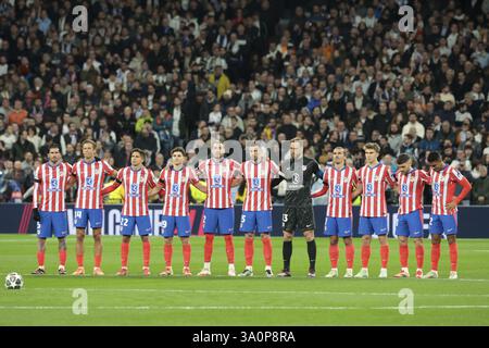 I giocatori dell'Atletico Madrid sono in posa davanti alla UEFA Champions League, turno 16, partita di calcio di 1a tappa tra il Real Madrid e l'Atletico de Madrid il 4 marzo 2025 allo stadio Santiago Bernabeu di Madrid, Spagna Foto Stock