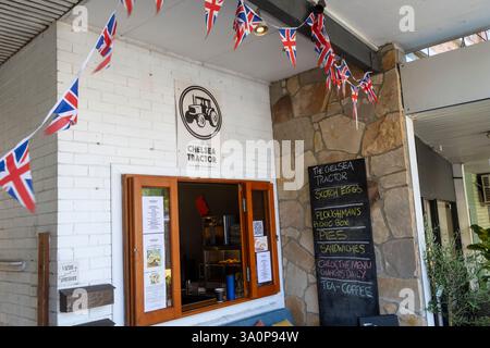Il Chelsea Tractor, un piccolo caffè a Sydney, Australia, che vende torte tradizionali inglesi, uova di scotch, pranzo con arlowman e pasticceria Foto Stock