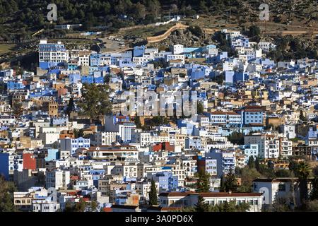 Viste panoramiche di Chefchaouen, situata nella regione settentrionale del Marocco, rinomata per i suoi edifici blu e bianchi. Foto Stock