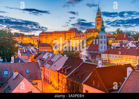 Cesky Krumlov è una pittoresca cittadina medievale nella regione della Boemia meridionale della Repubblica Ceca, annidata in una curva del fiume Moldava, conosciuta per la sua Foto Stock
