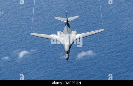 Un B-1B Lancer della U.S. Air Force assegnato al 34th Expeditionary Bomb Squadron, Ellsworth Air Force base, S.D., scende dopo aver condotto rifornimenti aerei Foto Stock
