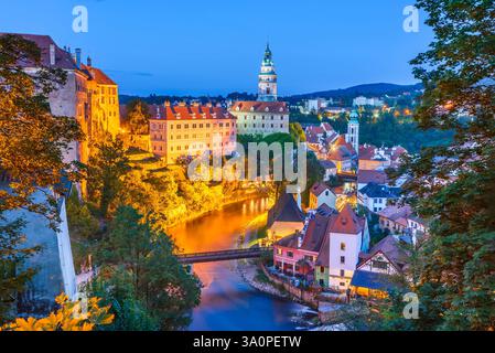 Cesky Krumlov, Boemia. Pittoresca cittadina ceca, vista panoramica notturna sul fiume Moldava. Foto Stock