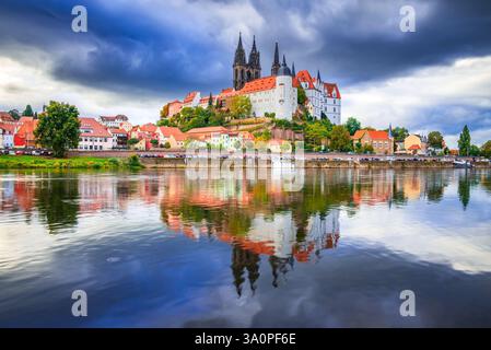 Meissen, Germania. Il centro di Albrechtsburg e la cattedrale riflettono sul fiume Elba, Sassonia. Foto Stock