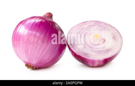 Un bulbo di cipolla rosso o viola appena sbucciato con metà in pila è isolato su sfondo bianco con percorso di ritaglio. Foto Stock
