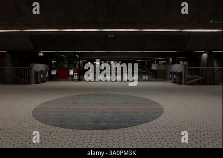 L'architettura minimalista e l'illuminazione soffusa definiscono l'interno tranquillo di Peel Station Foto Stock