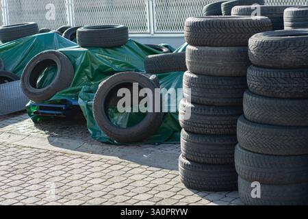 Pneumatici usati per automobili in pile Foto Stock