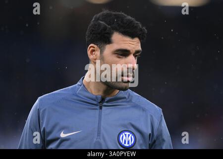 Mehdi Taremi del FC Internazionale guarda durante la partita di serie A tra SSC Napoli e FC Internazionale allo stadio Diego Armando Maradona di Napl Foto Stock