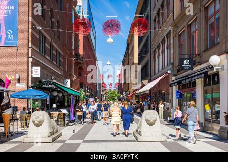 La gente va a fare shopping nella Drottninggatan (Queen Street) a Stoccolma, Svezia, una lunga strada pedonale costeggiata da caffè e negozi. Foto Stock