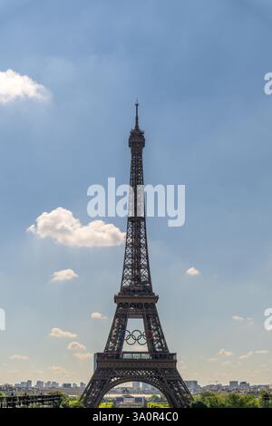 Una splendida vista ravvicinata dall'angolo basso dell'alta e iconica struttura artificiale della Torre Eiffel contro un cielo blu. Importante punto di riferimento di Parigi, Fran Foto Stock