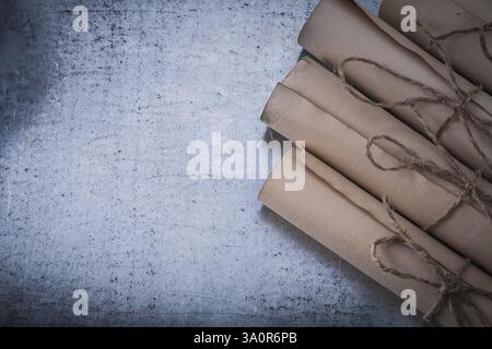 Collezione di rotoli di carta vintage su sfondo metallico graffiato Foto Stock